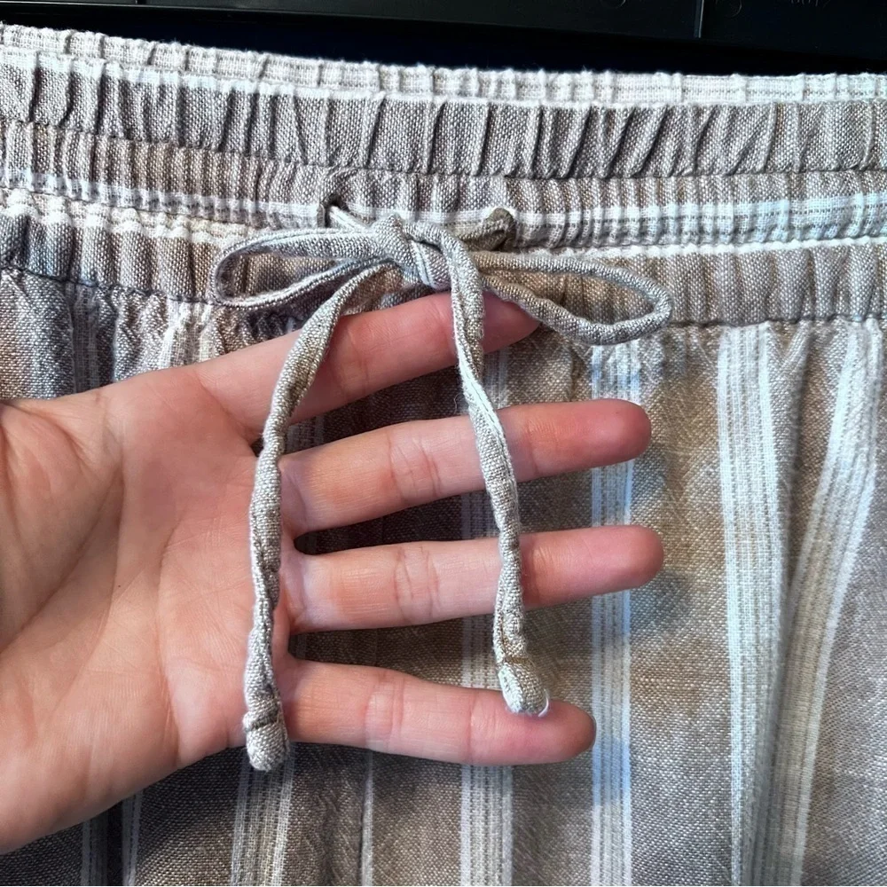 Banana Republic women’s pants Size: S Color: beige/ white striped print like New